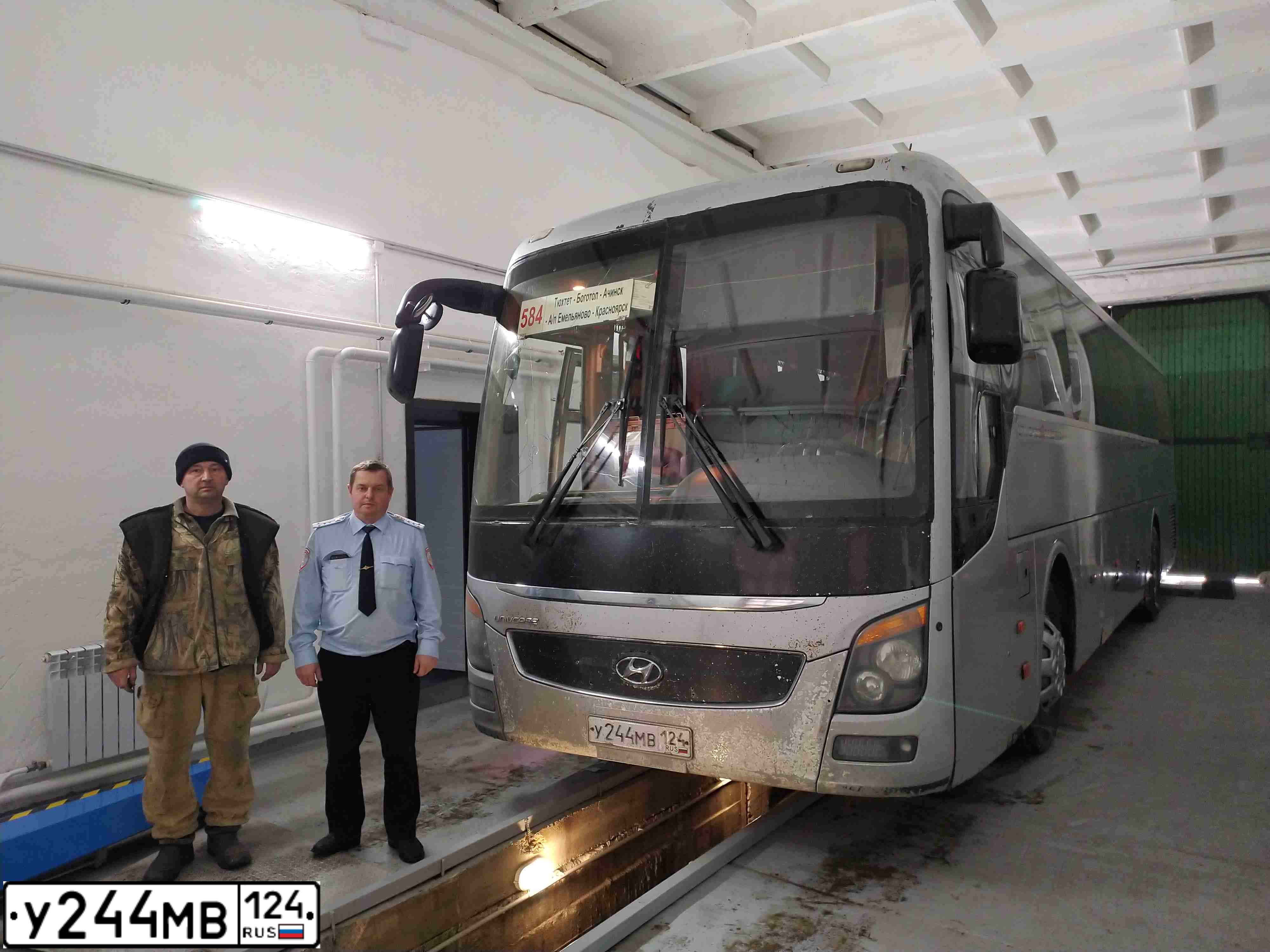 Фото автомобиля HYUNDAI UNIVERSE, 2013 — госномер У244МВ124. Цвет: СЕРЫЙ