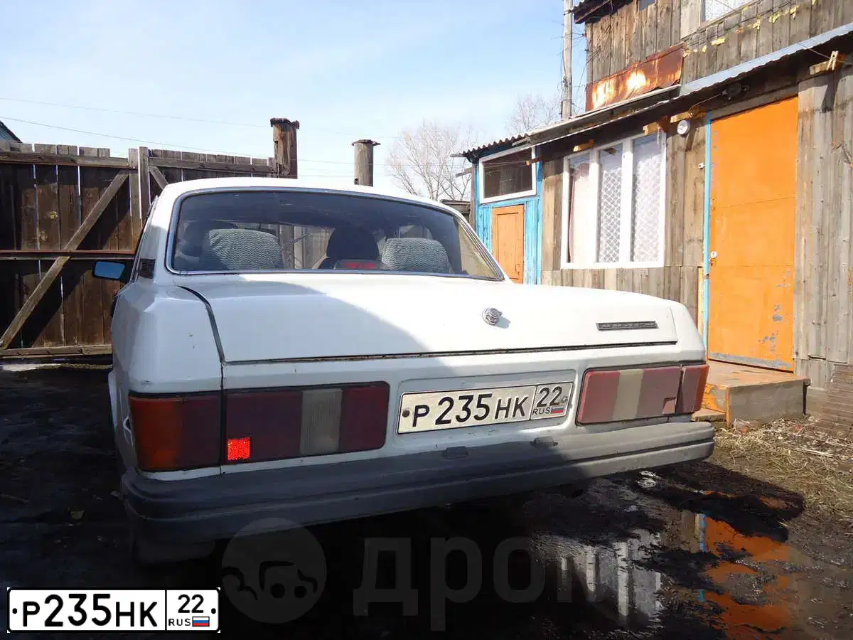 Фото автомобиля GAZ 3102 WOLGA, 1995 — госномер Р235НК22. Цвет: Белый