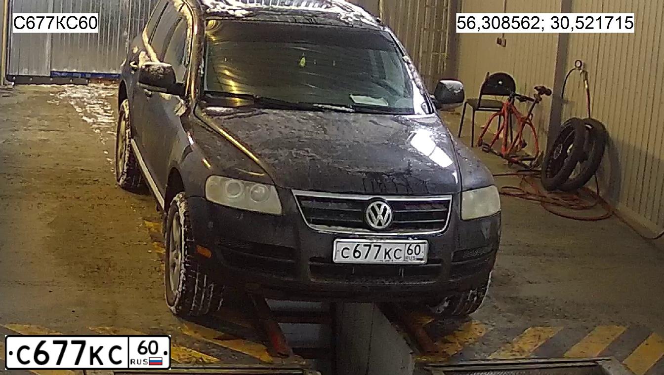 Фото автомобиля VOLKSWAGEN TOUAREG, 2004 — госномер Т721ТН98. Цвет: ЧЕРНЫЙ