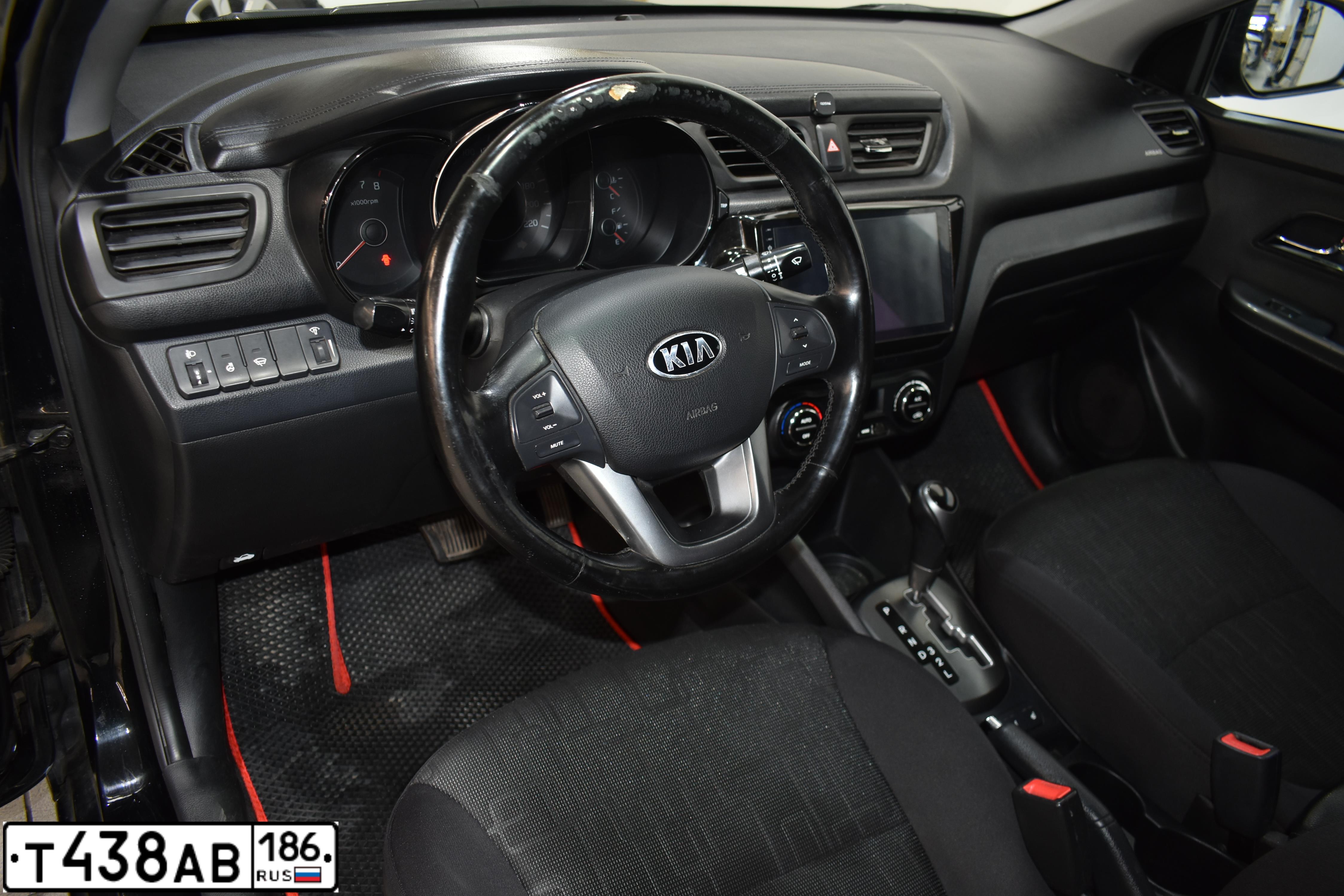 Фото автомобиля KIA RIO, 2013 — госномер Т438АВ186. Цвет: ЧЕРНЫЙ