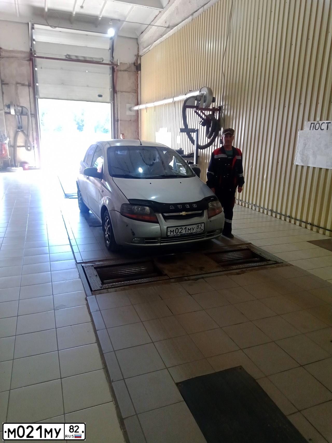 Фото автомобиля CHEVROLET AVEO, 2005 — госномер М021МУ82. Цвет: Серебристый