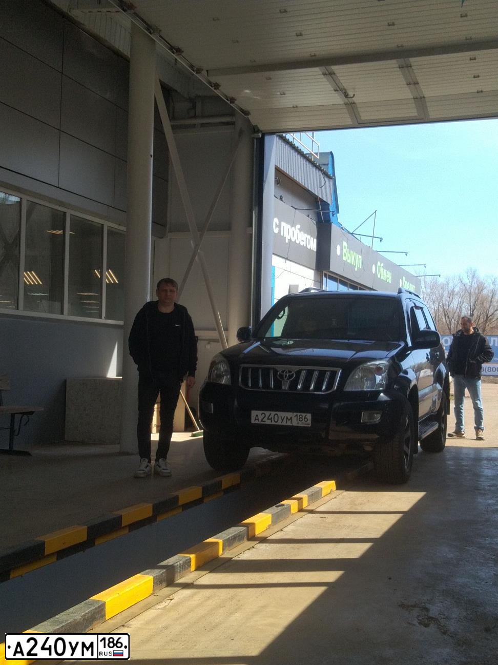 Фото автомобиля TOYOTA LANDCRUISER, 2005 — госномер М012ЕТ702. Цвет: ЧЕРНЫЙ