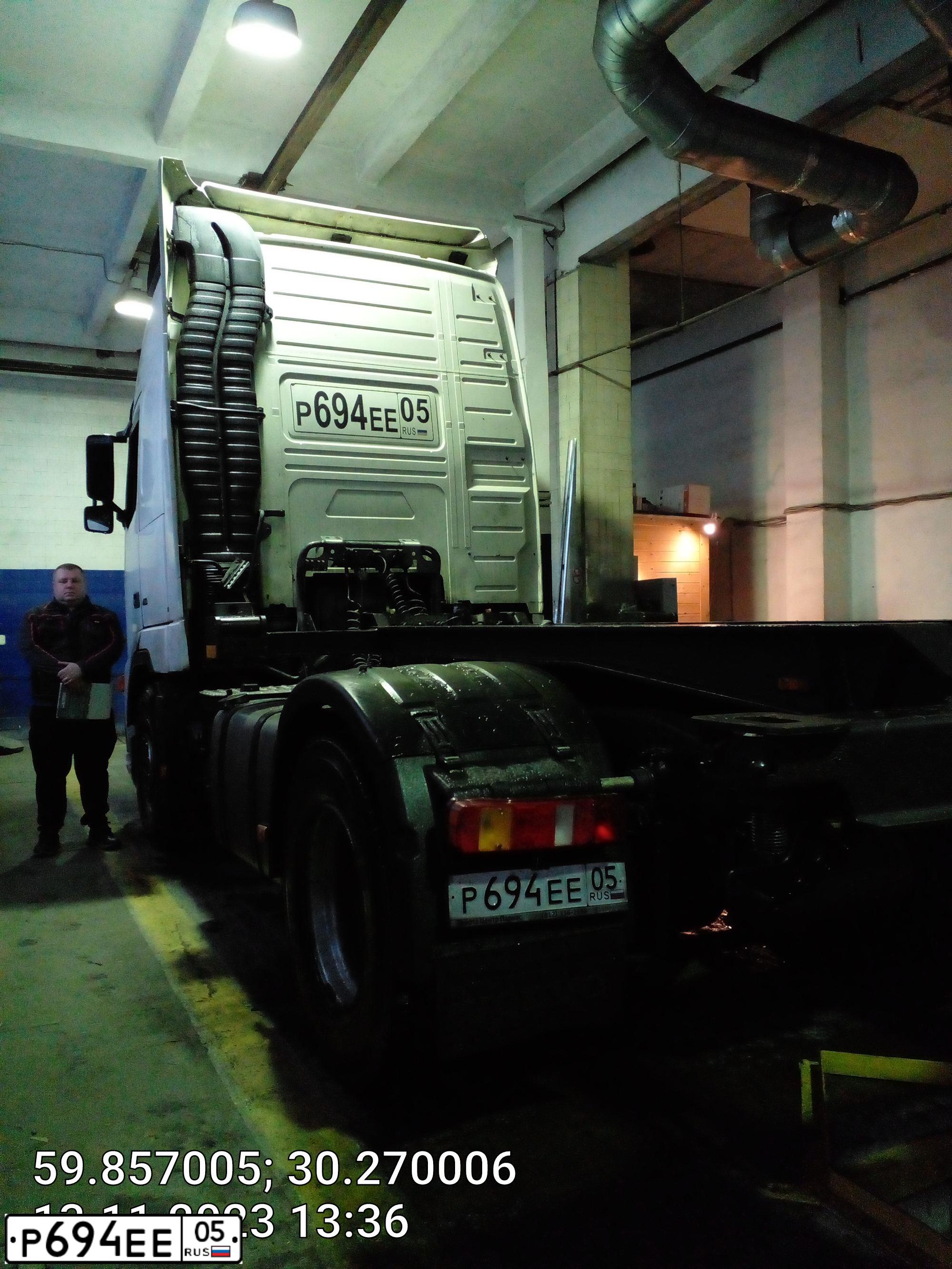 Фото автомобиля VOLVO SERIE FH /4X2/, 2002 — госномер А945НА35. Цвет: Белый