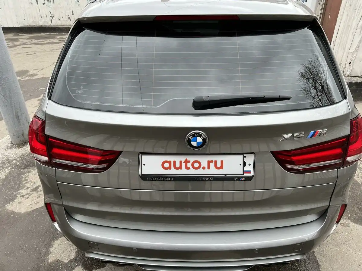 Фото автомобиля BMW X5M, 2017 — госномер М005АВ777. Цвет: Серый