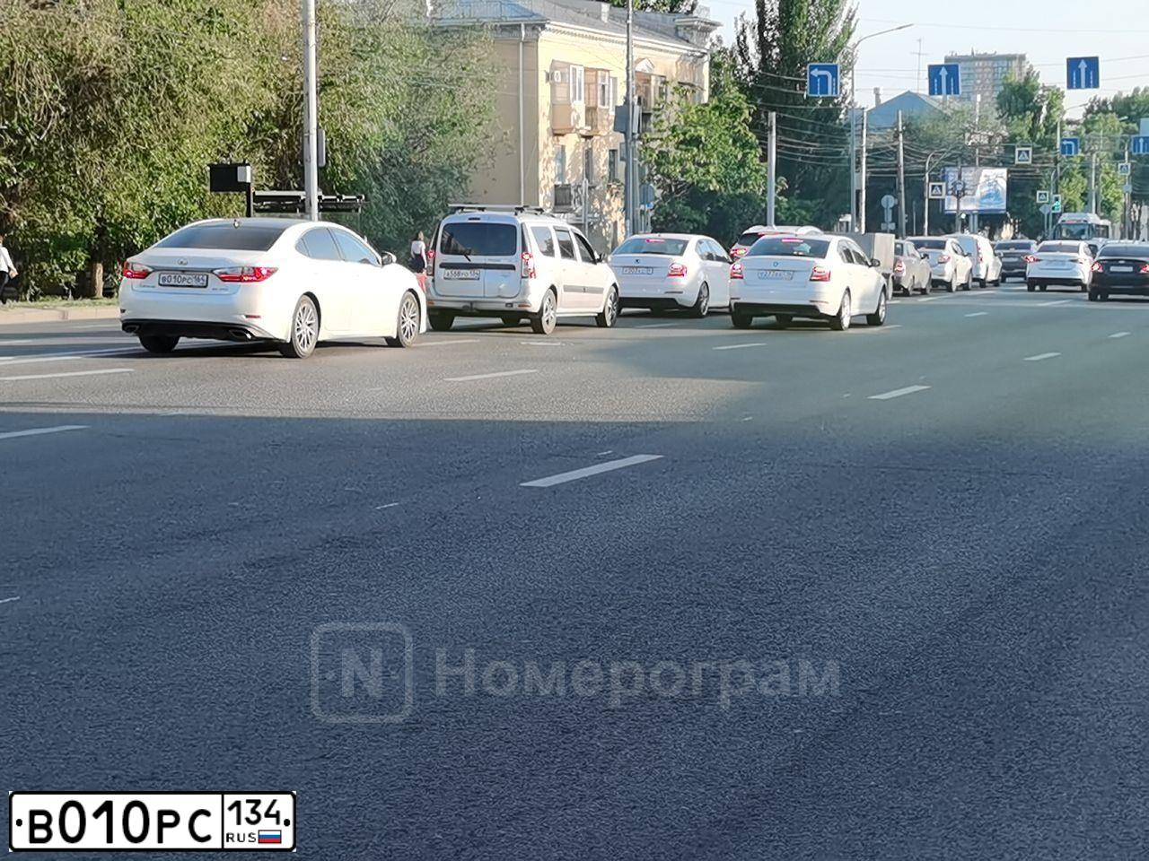 Фото автомобиля MITSUBISHI PAJERO SPORT, 2015 — госномер В010РС134. Цвет: СЕРЕБРИСТЫЙ