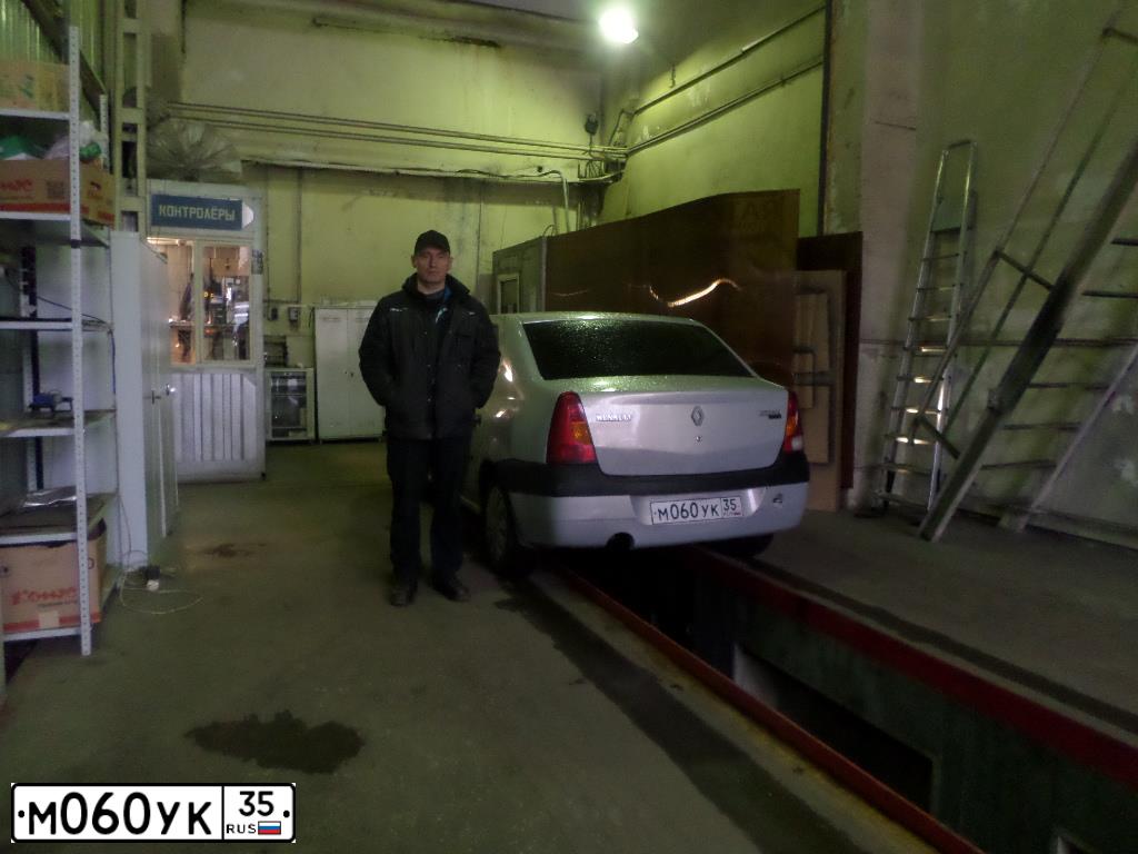Фото автомобиля RENAULT LOGAN, 2006 — госномер К985СВ29. Цвет: СЕРЫЙ