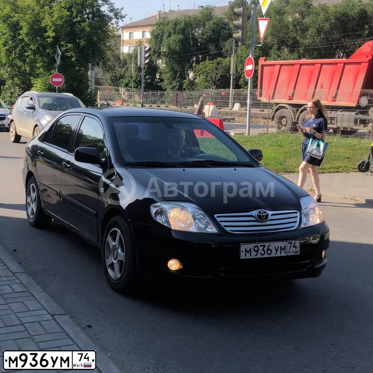 Фото автомобиля TOYOTA COROLLA, 2005 — госномер М936УМ74. Цвет: ЧЕРНЫЙ