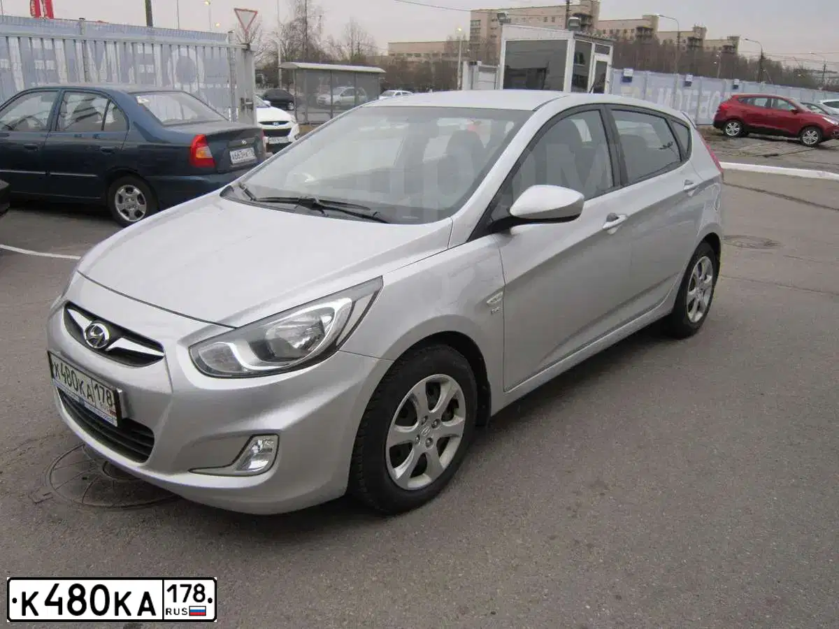 Фото автомобиля HYUNDAI SOLARIS, 2011 — госномер К480КА178. Цвет: серебристый