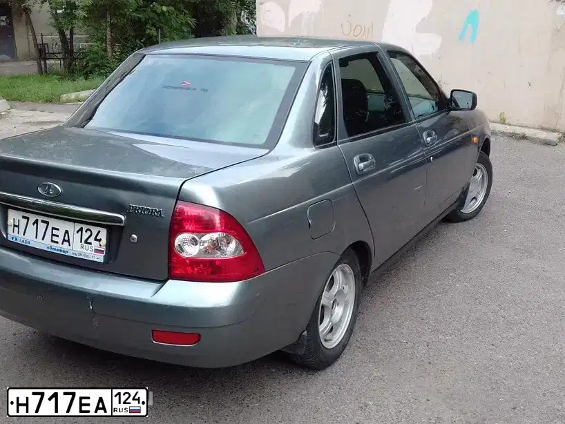 Фото автомобиля LADA 2170 PRIORA, 2011 — госномер К240НС124. Цвет: средний серо-зеленый металлик