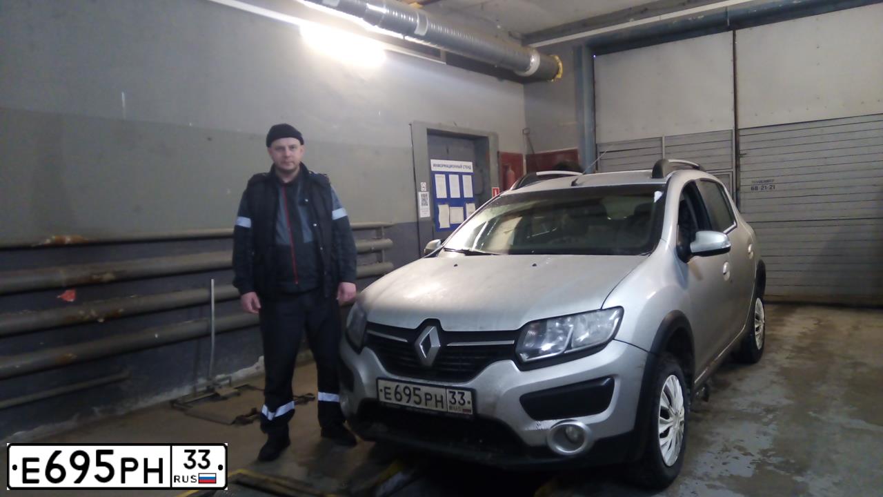 Фото автомобиля RENAULT SANDERO, 2015 — госномер Е695РН33. Цвет: СВЕТЛО-СЕРЫЙ