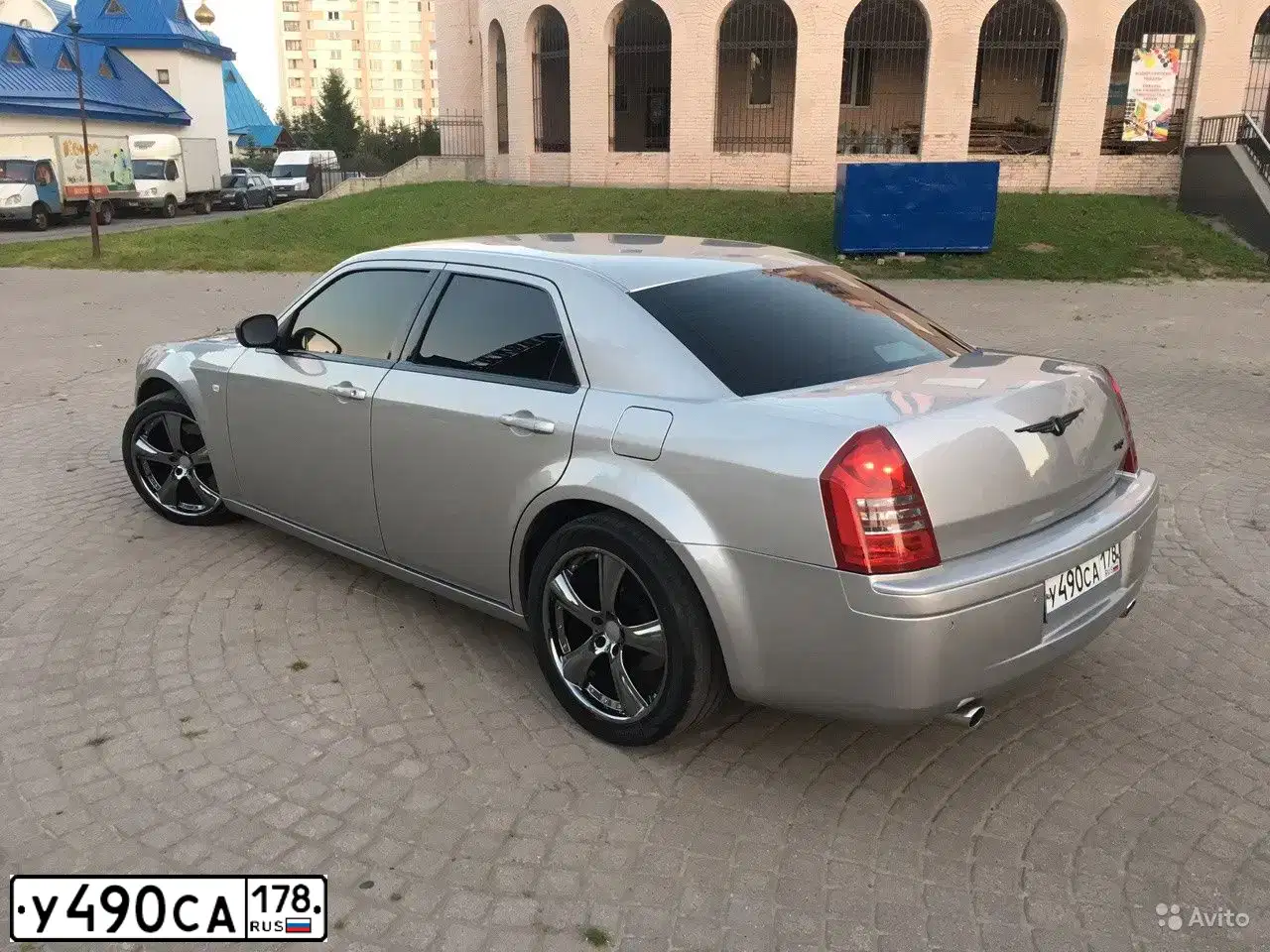 Фото автомобиля CHRYSLER SERIE 300, 2004 — госномер У490СА178. Цвет: БРОНЗОВО-КОРИЧНЕВЫЙ