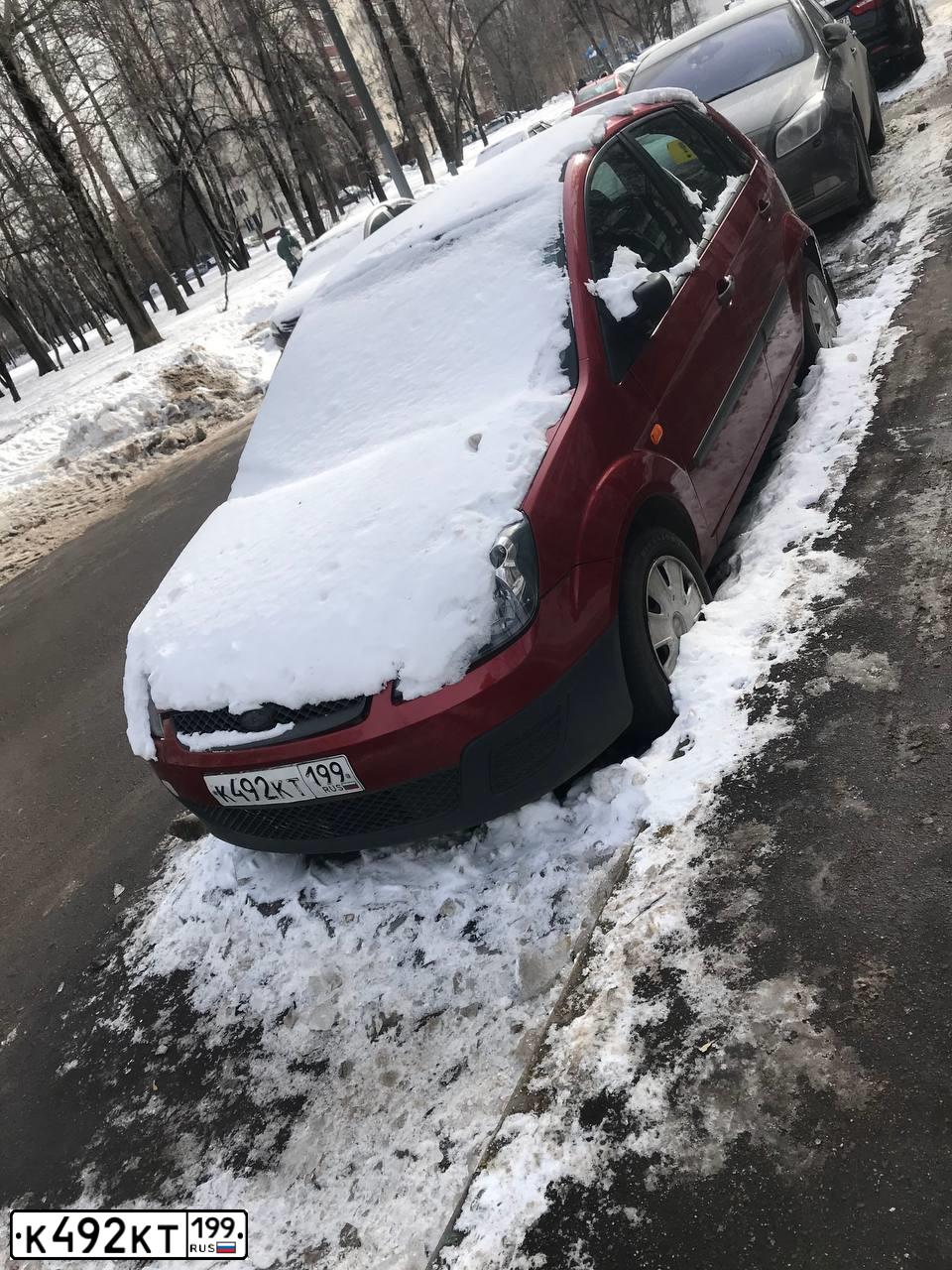 Фото автомобиля FORD FIESTA / ASPIRE, 2008 — госномер К492КТ199. Цвет: Красный