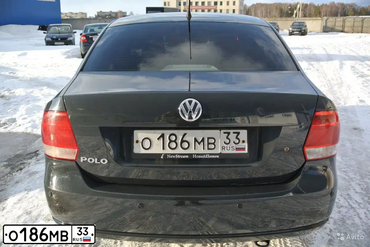 Фото автомобиля VOLKSWAGEN POLO, 2011 — госномер О098ТЕ33. Цвет: Серый