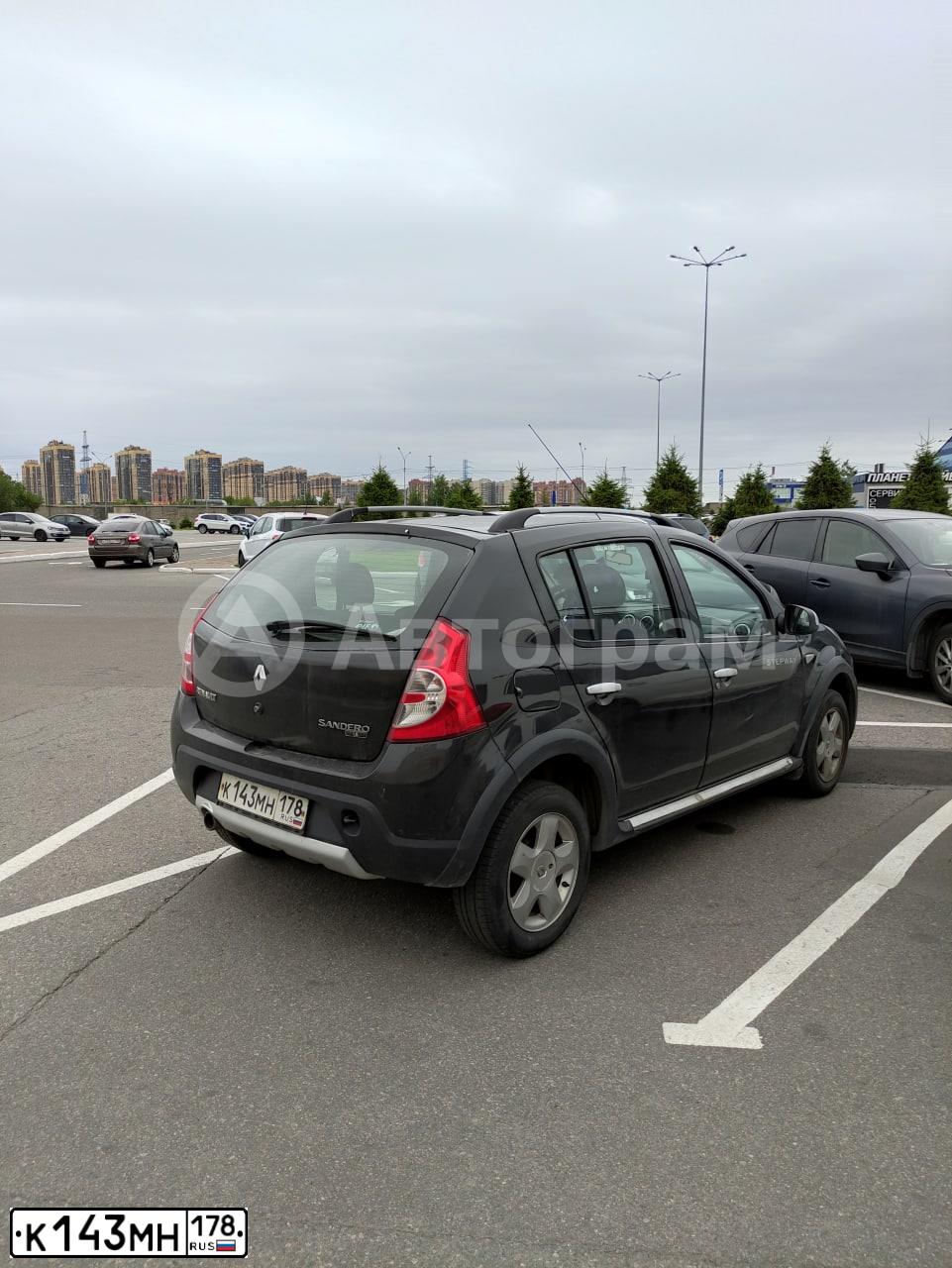 Фото автомобиля RENAULT SANDERO, 2011 — госномер К143МН178. Цвет: ЧЕРНЫЙ