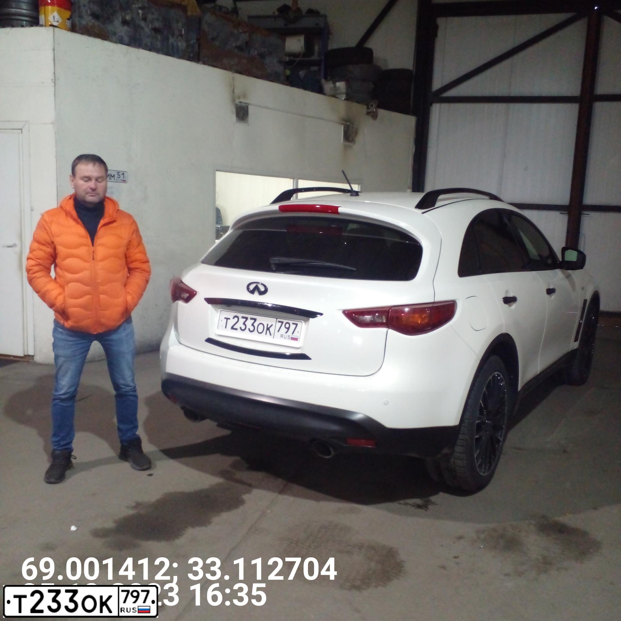 Фото автомобиля INFINITI FX37, 2011 — госномер В156РУ51. Цвет: Белый