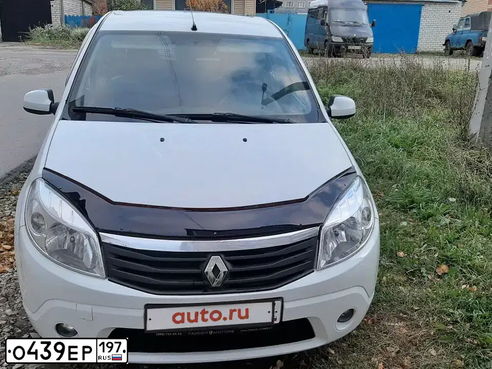 Фото автомобиля RENAULT SANDERO, 2010 — госномер Т985РН43. Цвет: Белый