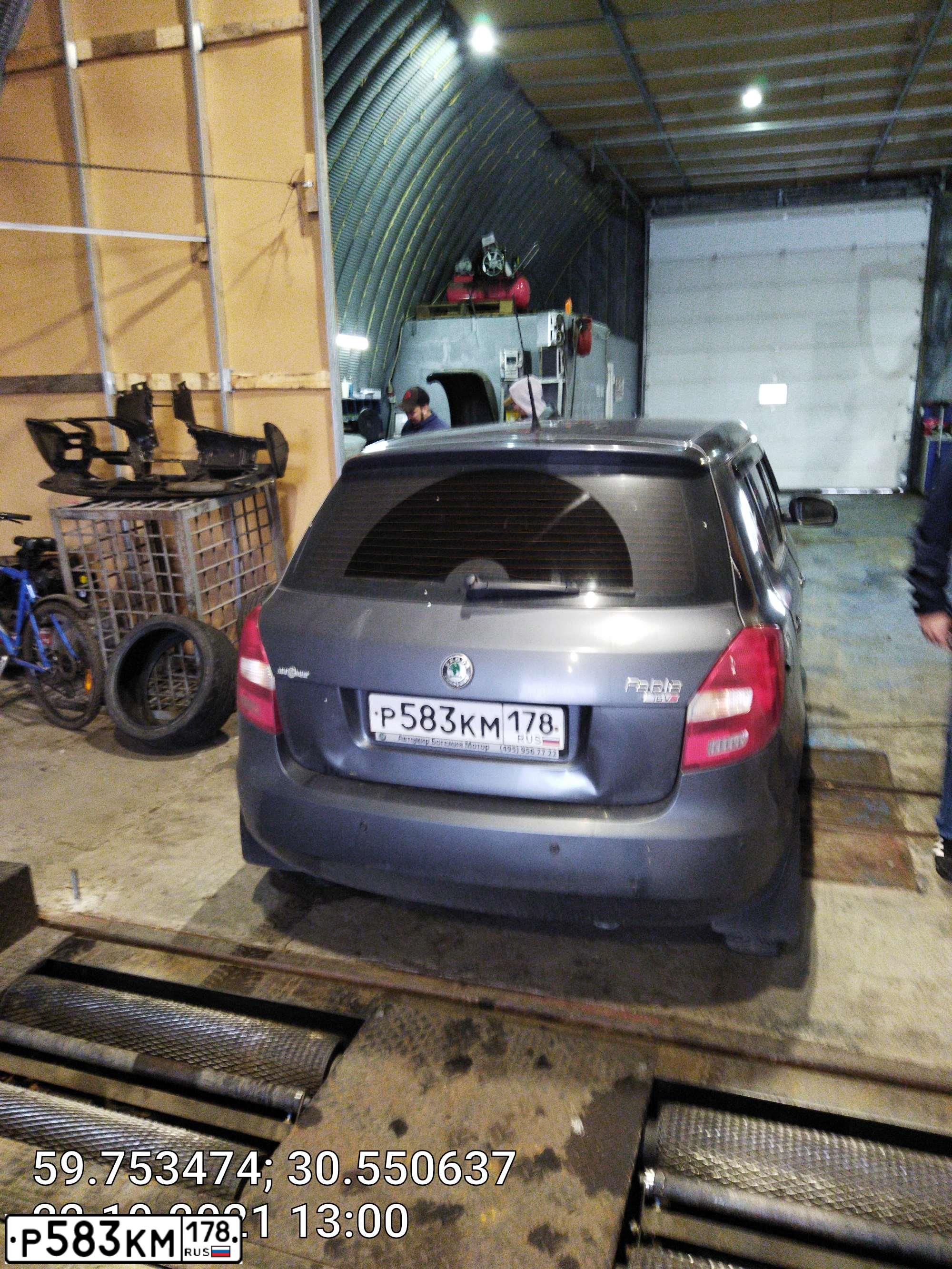 Фото автомобиля SKODA FABIA, 2009 — госномер Р583КМ178. Цвет: ТЕМНО-СЕРЫЙ