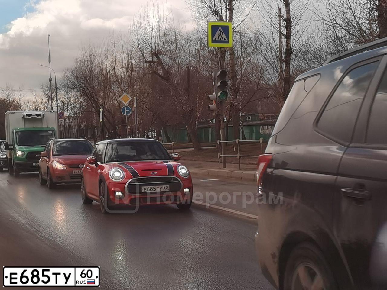 Фото автомобиля MINI MINI, 2016 — госномер Т148ВЕ977. Цвет: КРАСНЫЙ-ЧЕРНЫЙ