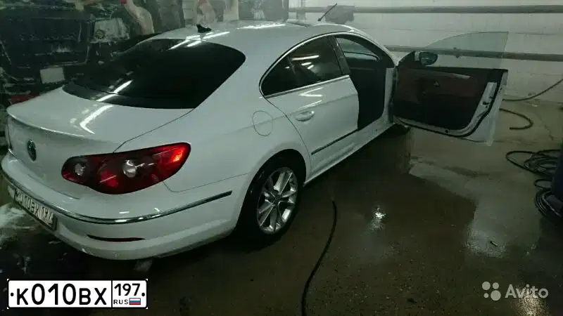 Фото автомобиля VOLKSWAGEN PASSAT, 2010 — госномер К010ВХ197. Цвет: Белый