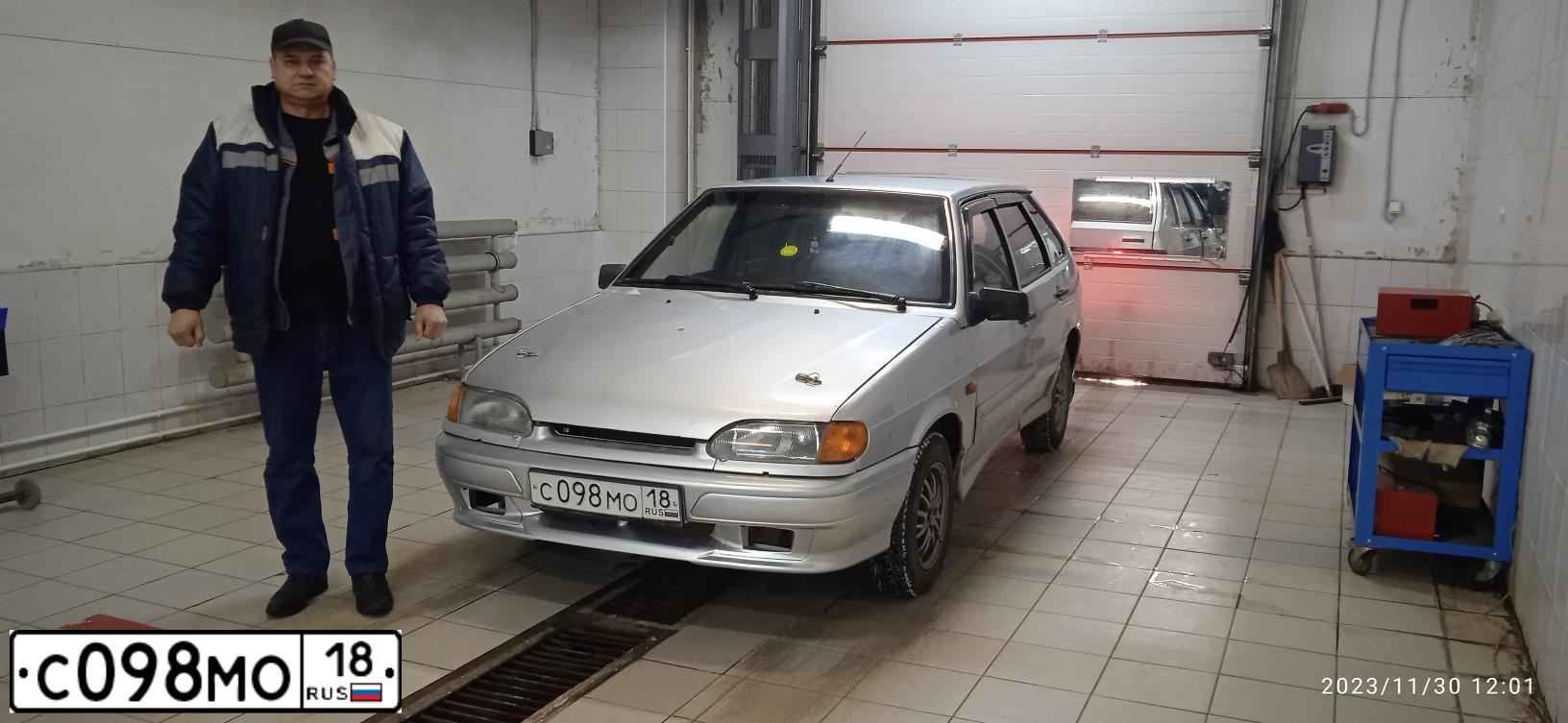 Фото автомобиля LADA 2114 SAMARA, 2004 — госномер С098МО18. Цвет: СВЕТЛО-СЕРЕБ.МЕТАЛ