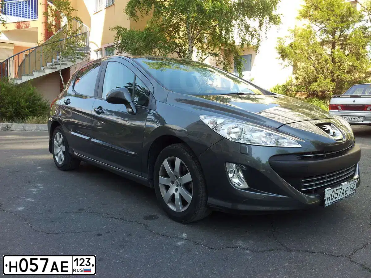 Фото автомобиля PEUGEOT 308, 2011 — госномер Н057АЕ123. Цвет: ТЕМНО-СЕРЫЙ