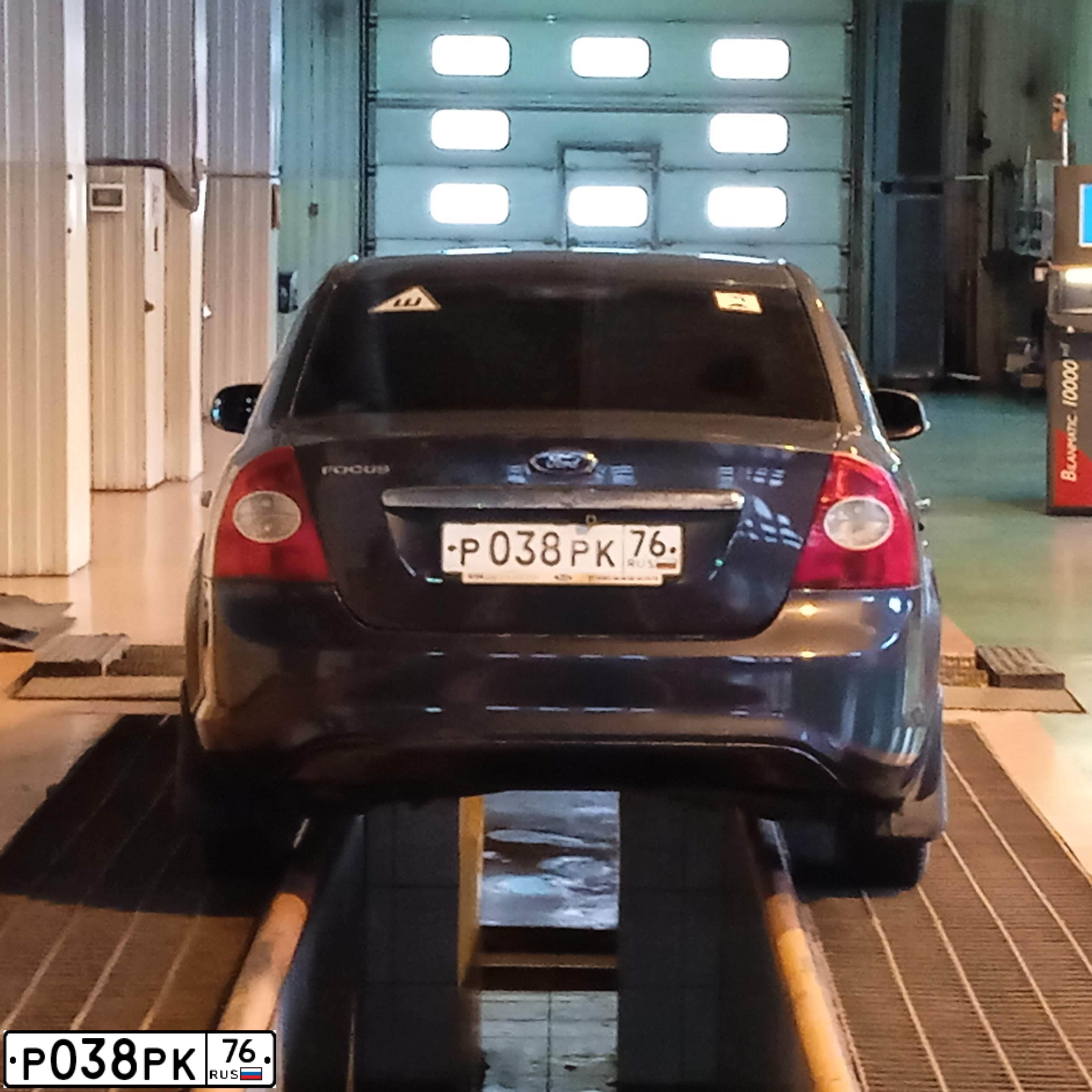 Фото автомобиля FORD FOCUS, 2008 — госномер Р038РК76. Цвет: ТЕМНО-СЕРЫЙ