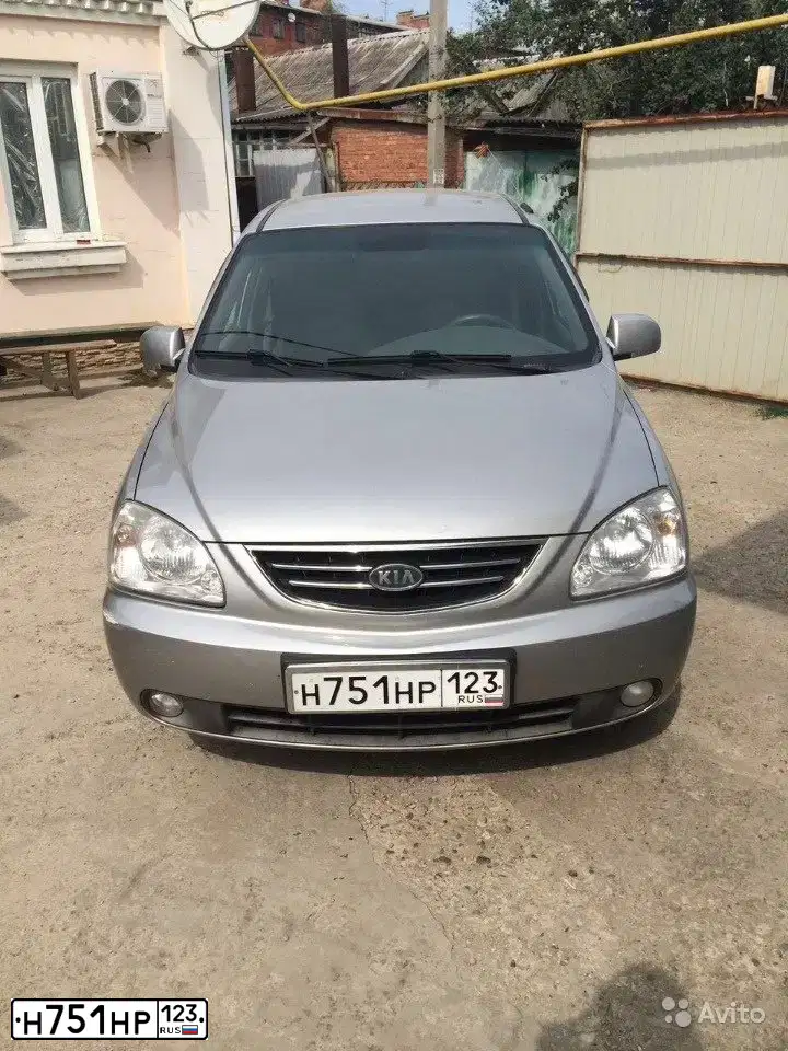 Фото автомобиля KIA CARENS, 2004 — госномер Е621СР82. Цвет: Серебристый
