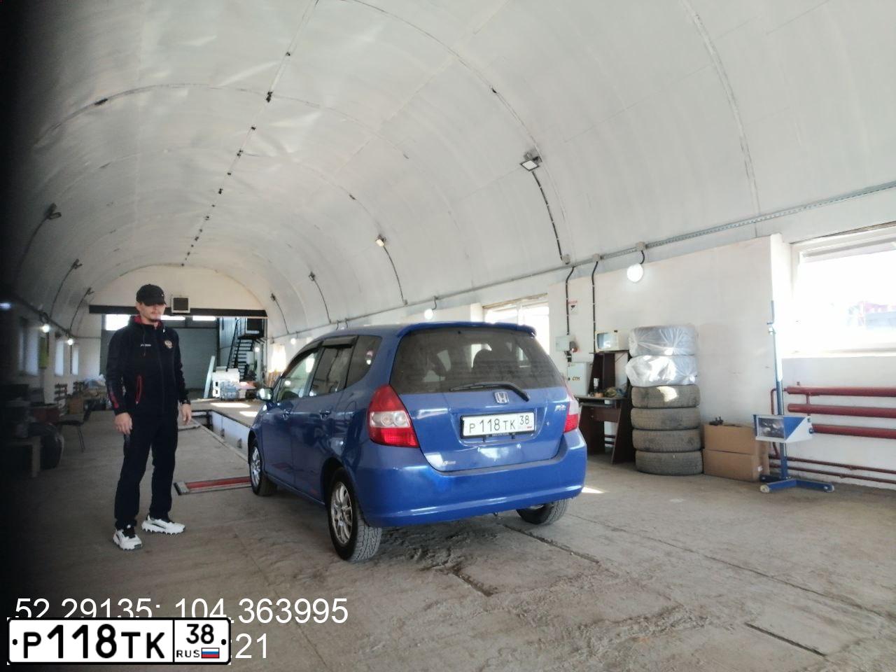 Фото автомобиля HONDA FIT, 2001 — госномер Р665КТ138