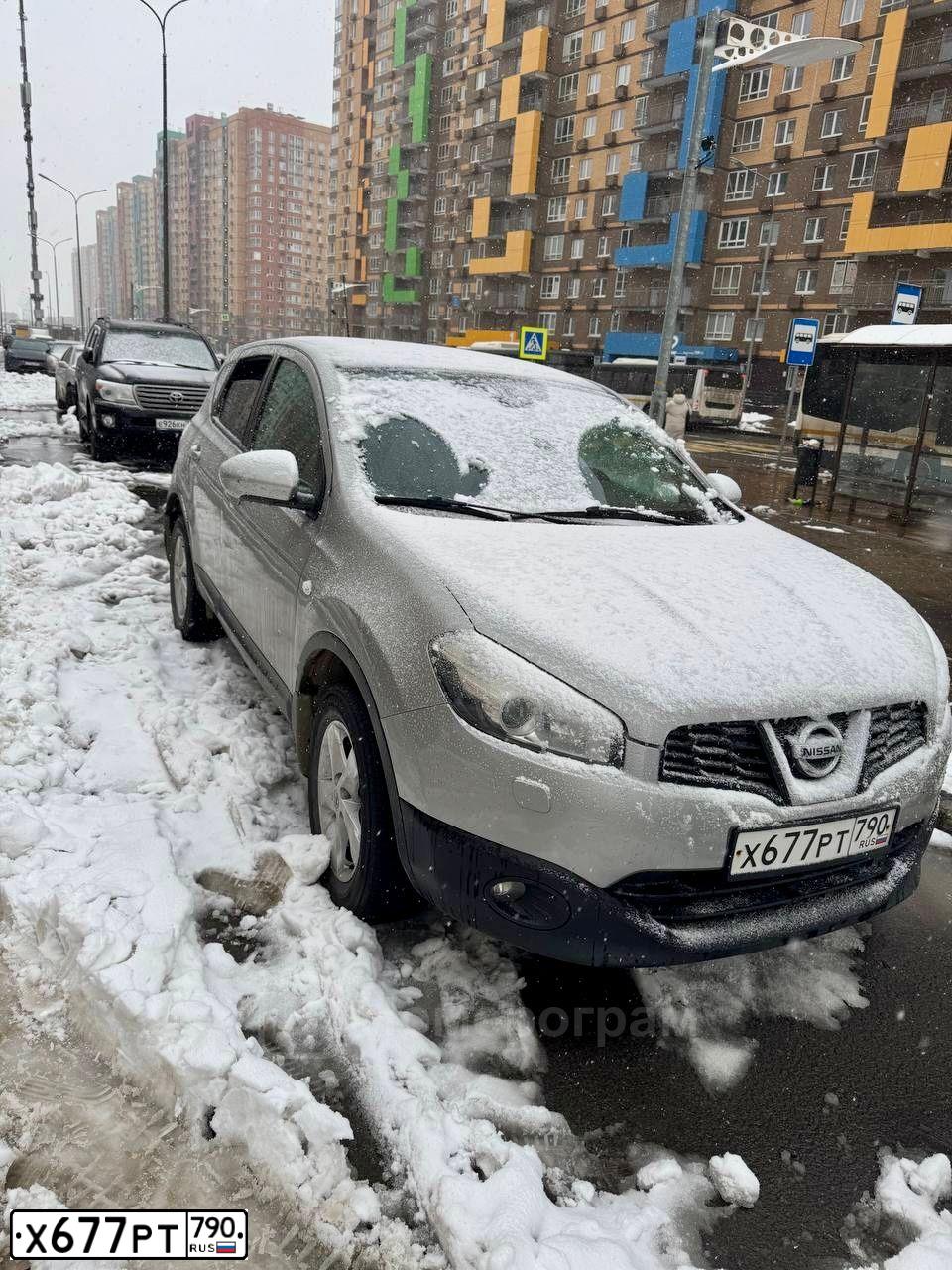 Фото автомобиля NISSAN QASHQAI, 2013 — госномер Х677РТ790. Цвет: СЕРЕБРИСТЫЙ