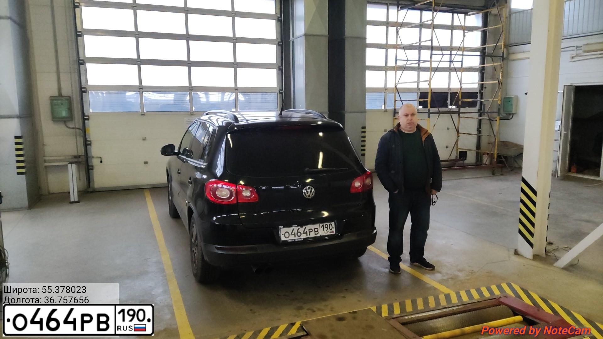 Фото автомобиля VOLKSWAGEN TIGUAN, 2009 — госномер О464РВ190. Цвет: ЧЕРНЫЙ