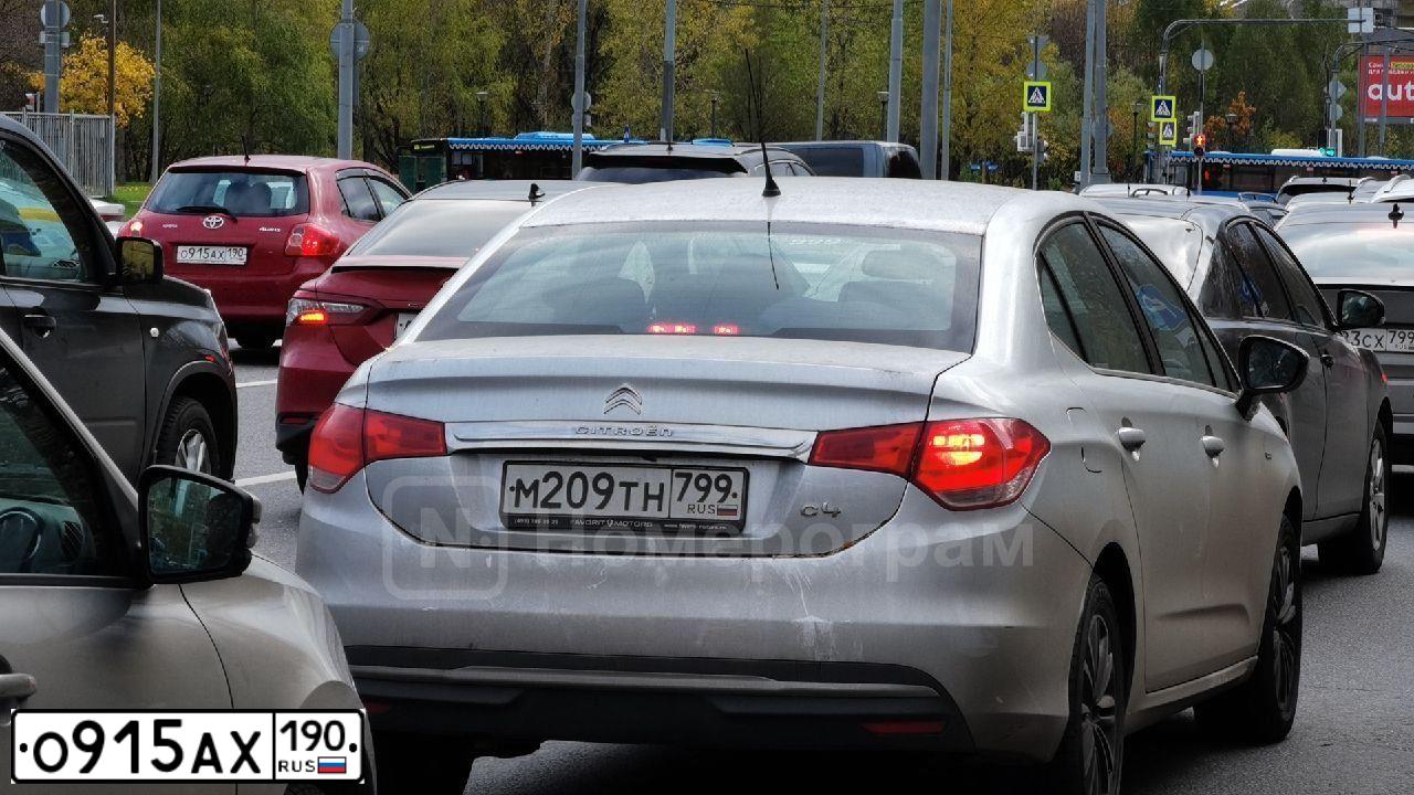 Фото автомобиля TOYOTA AURIS, 2009 — госномер О915АХ190. Цвет: КРАСНЫЙ