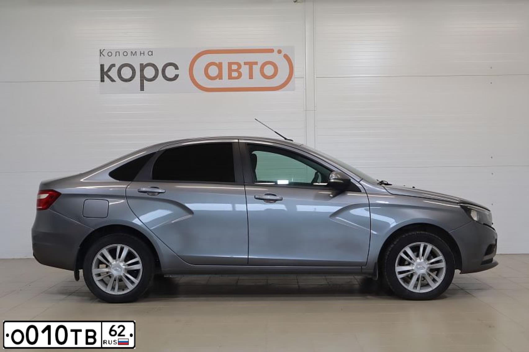 Фото автомобиля LADA VESTA, 2019 — госномер О010ТВ62. Цвет: СЕРЫЙ