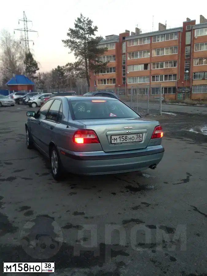 Фото автомобиля VOLVO S40, 2003 — госномер М158НО38. Цвет: СЕРО-ГОЛУБОЙ