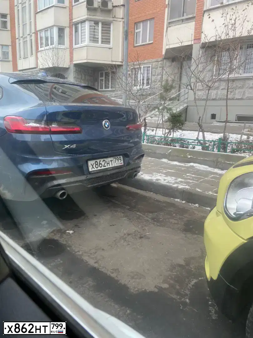 Фото автомобиля BMW X4, 2019 — госномер У702ХТ799. Цвет: синий