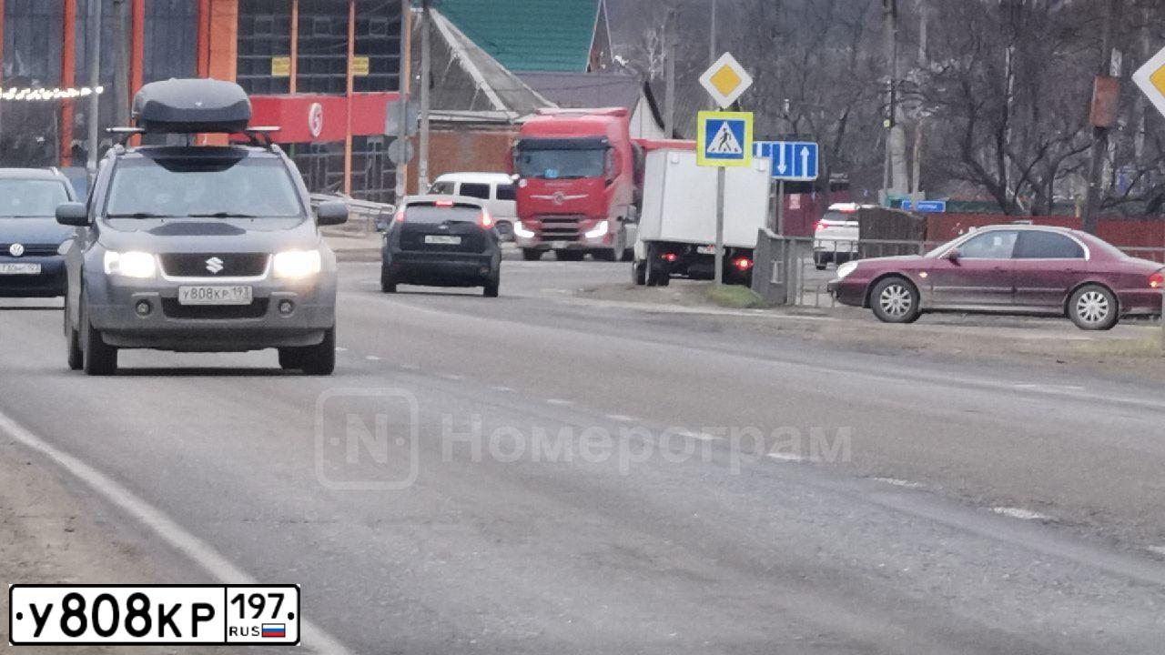 Фото автомобиля JEEP GRAND CHEROKEE, 2011 — госномер Т116ВО797. Цвет: ТЕМНО-СЕРЫЙ
