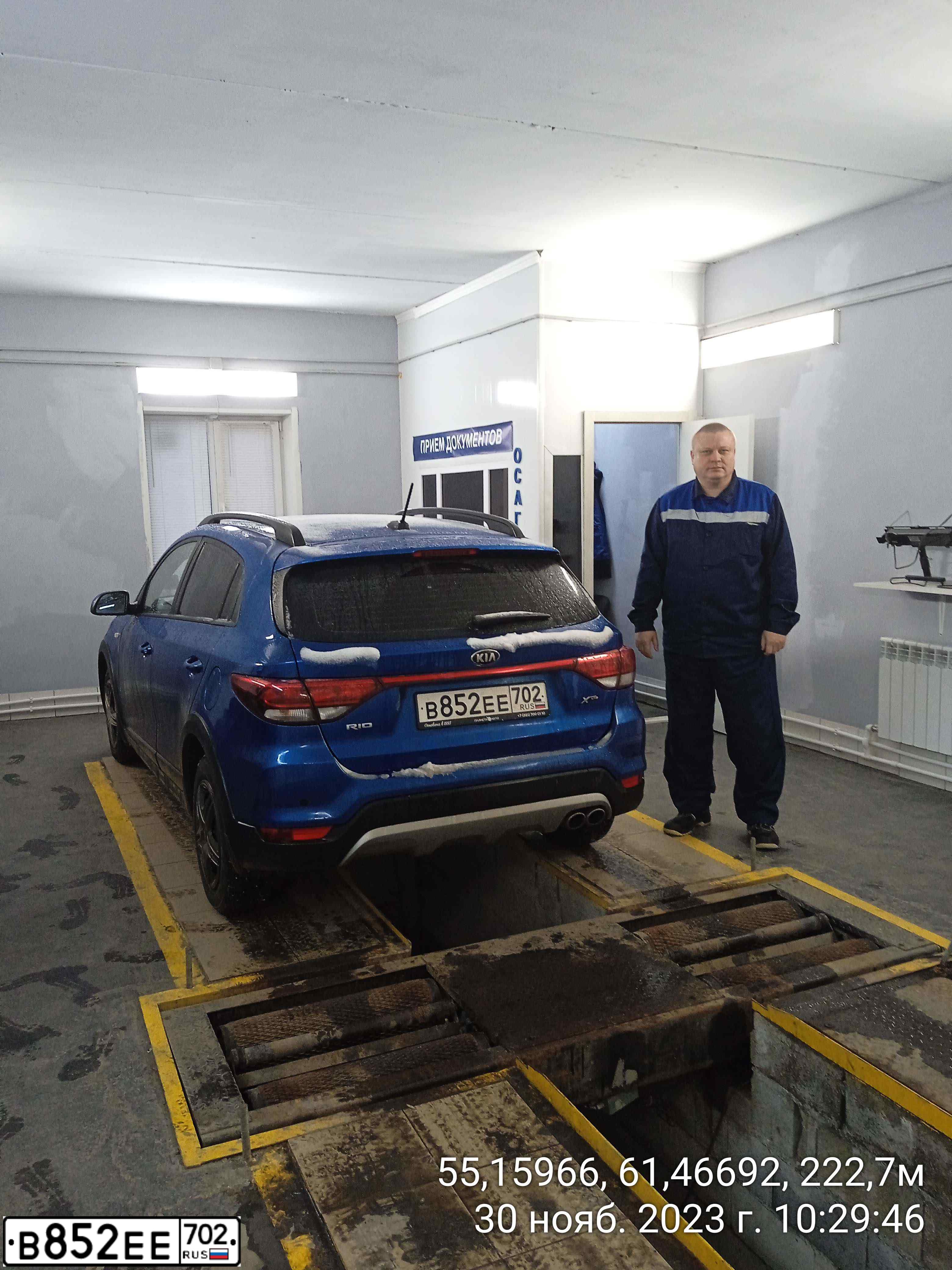 Фото автомобиля KIA RIO, 2018 — госномер В852ЕЕ702. Цвет: синий