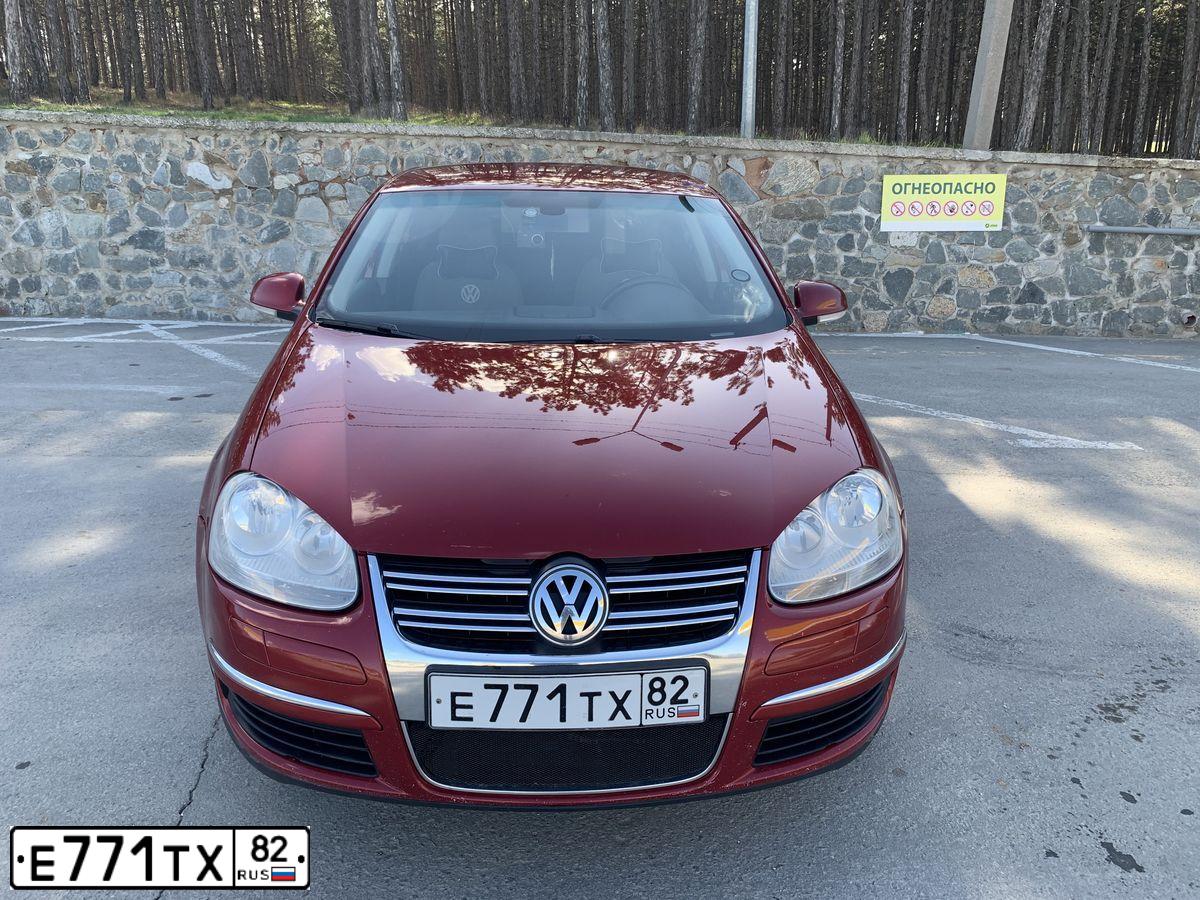 Фото автомобиля VOLKSWAGEN JETTA, 2007 — госномер М168НУ82. Цвет: ВИШНЕВЫЙ