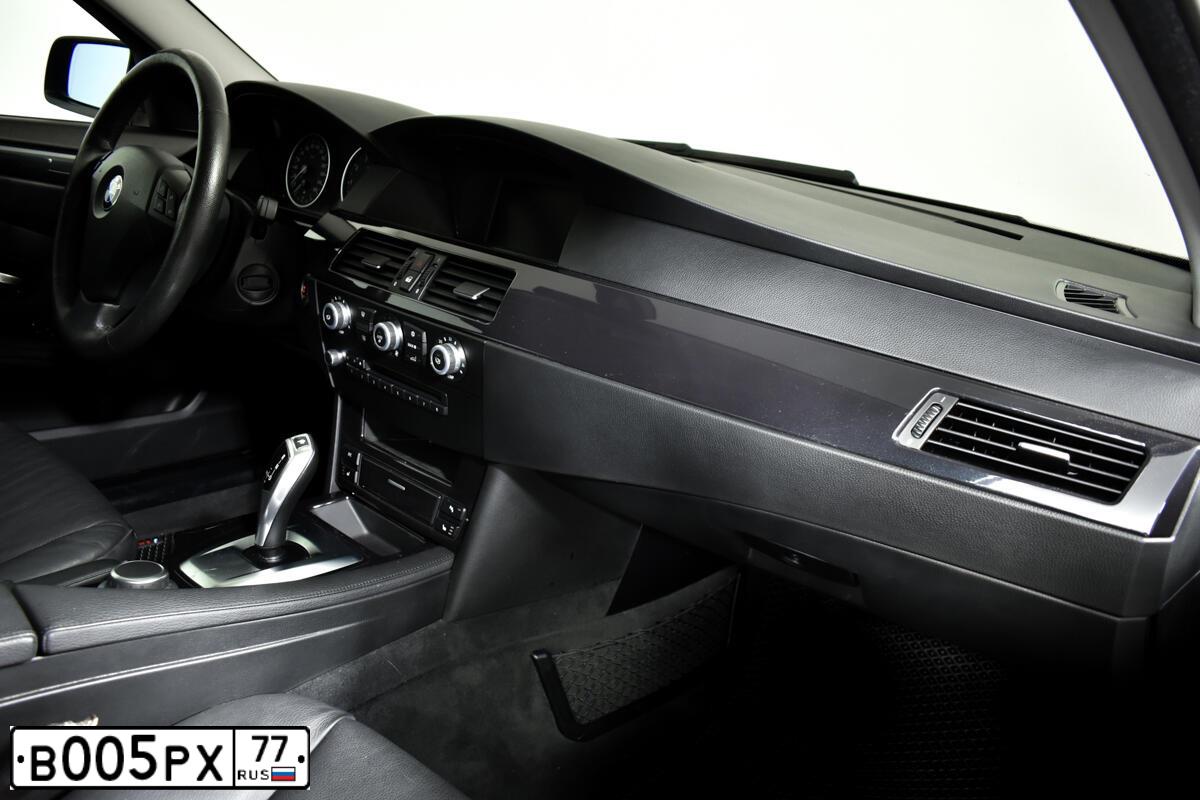 Фото автомобиля VOLKSWAGEN AMAROK, 2011 — госномер В005РХ77. Цвет: ЧЕРНЫЙ