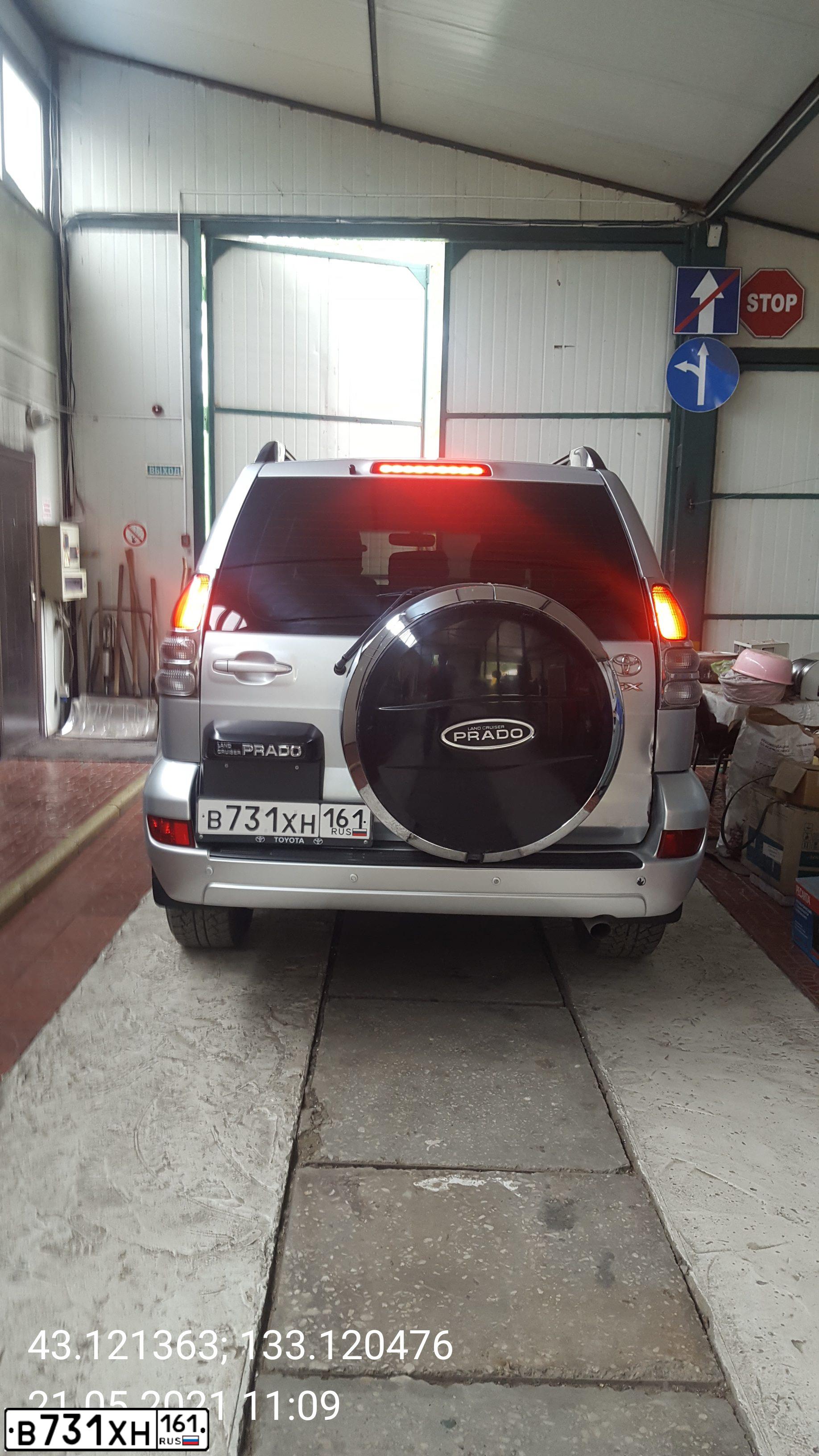 Фото автомобиля TOYOTA LANDCRUISER, 2003 — госномер В731ХН161. Цвет: БЕЛЫЙ СЕРЕБРИСТЫЙ
