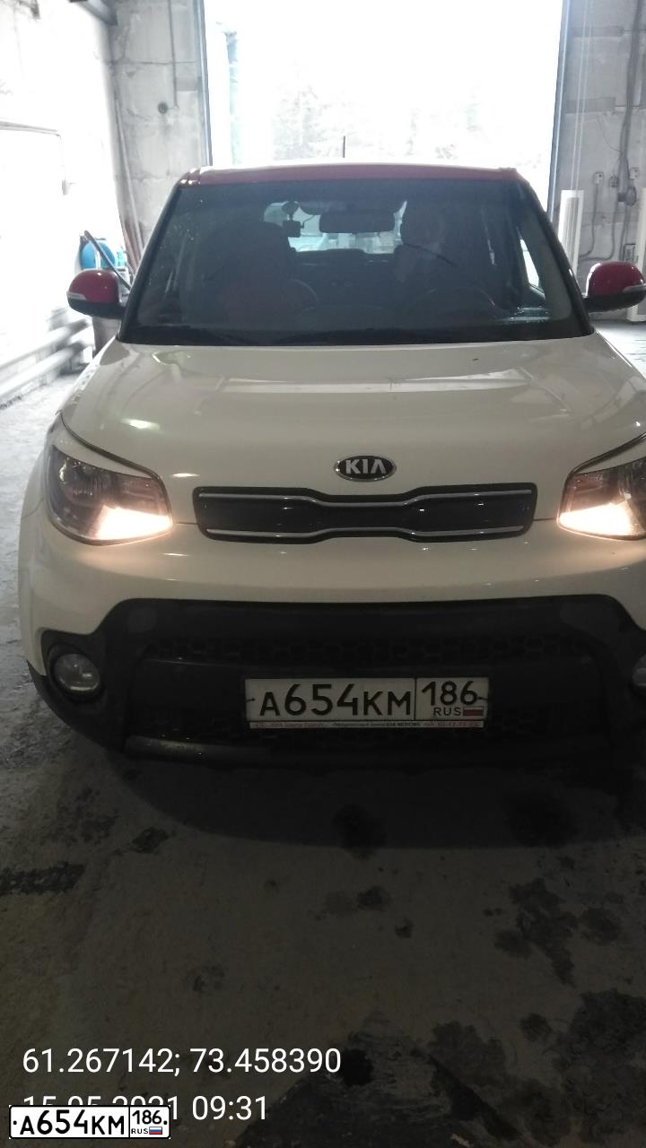 Фото автомобиля KIA SOUL, 2017 — госномер А654КМ186. Цвет: БЕЛЫЙ