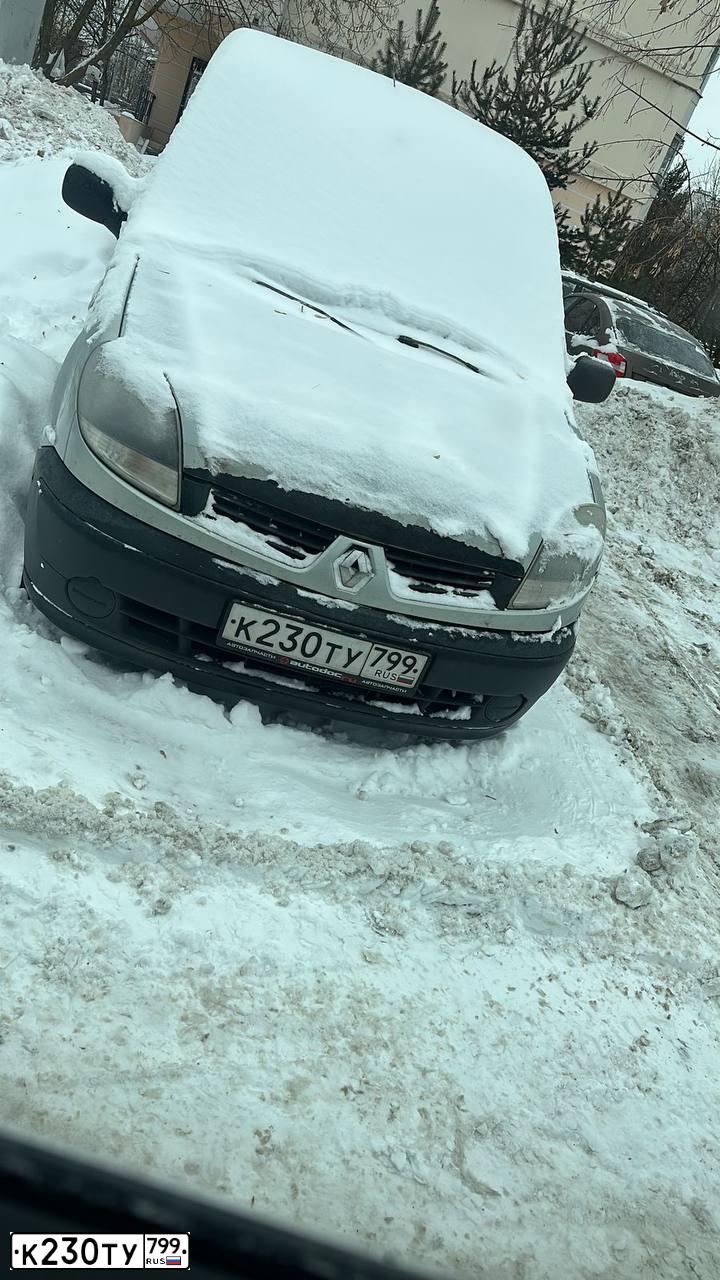 Фото автомобиля RENAULT KANGOO, 2007 — госномер К230ТУ799. Цвет: СВЕТЛО-СЕРЫЙ