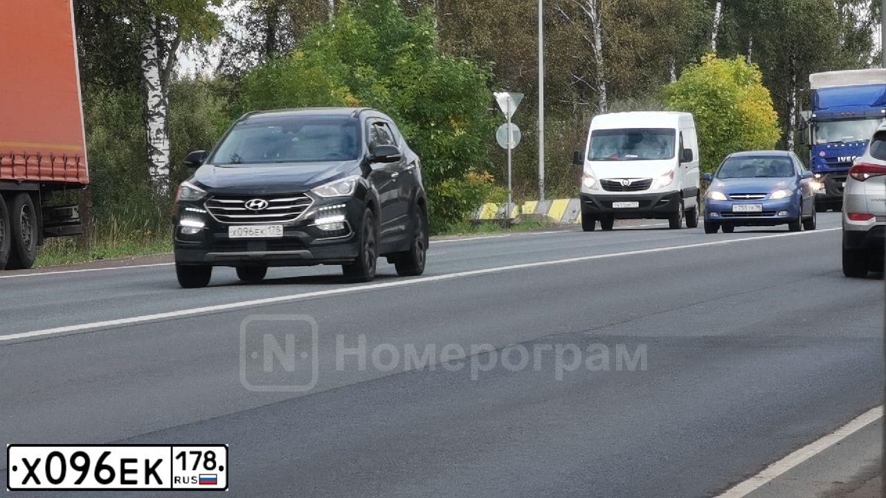 Фото автомобиля HYUNDAI SANTA FE, 2017 — госномер Х096ЕК178. Цвет: ЧЕРНЫЙ