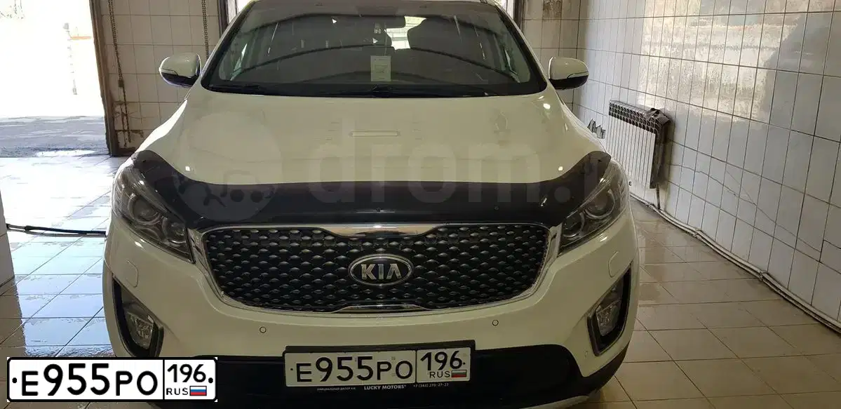 Фото автомобиля KIA SORENTO, 2017 — госномер Е955РО196. Цвет: Белый