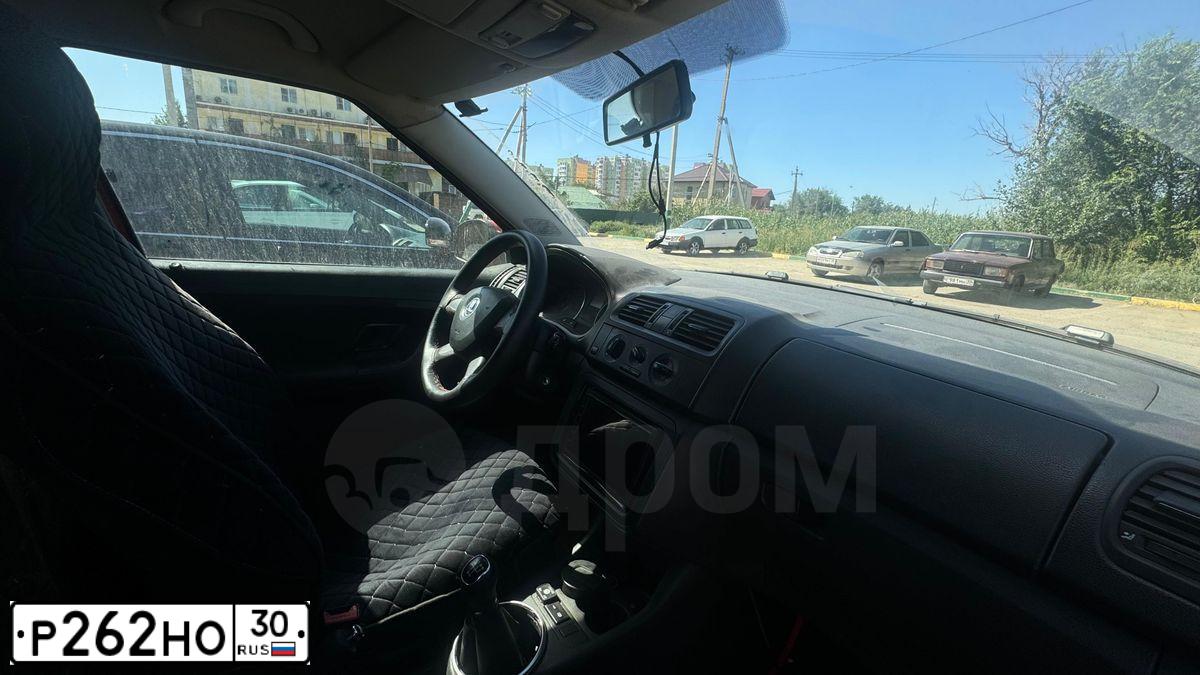 Фото автомобиля SKODA FABIA, 2013 — госномер Р262НО30. Цвет: Красный