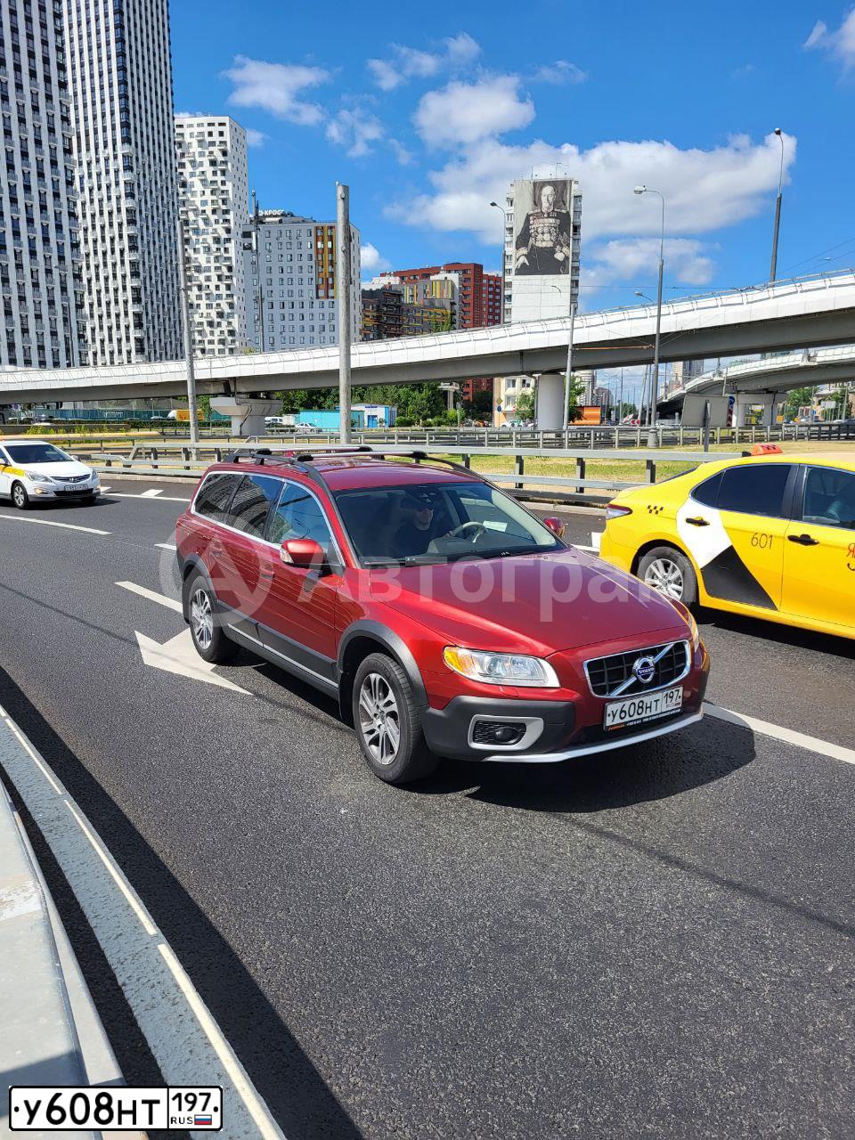 Фото автомобиля VOLVO XC70, 2011 — госномер У608НТ197. Цвет: Красный