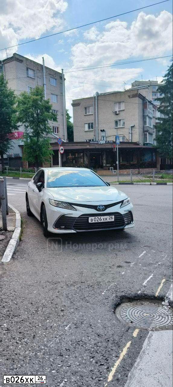 Фото автомобиля TOYOTA CAMRY, 2010 — госномер А469ХЕ09. Цвет: БЕЛЫЙ