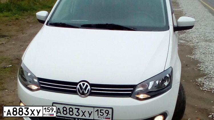 Фото автомобиля VOLKSWAGEN POLO, 2012 — госномер А883ХУ159. Цвет: Белый