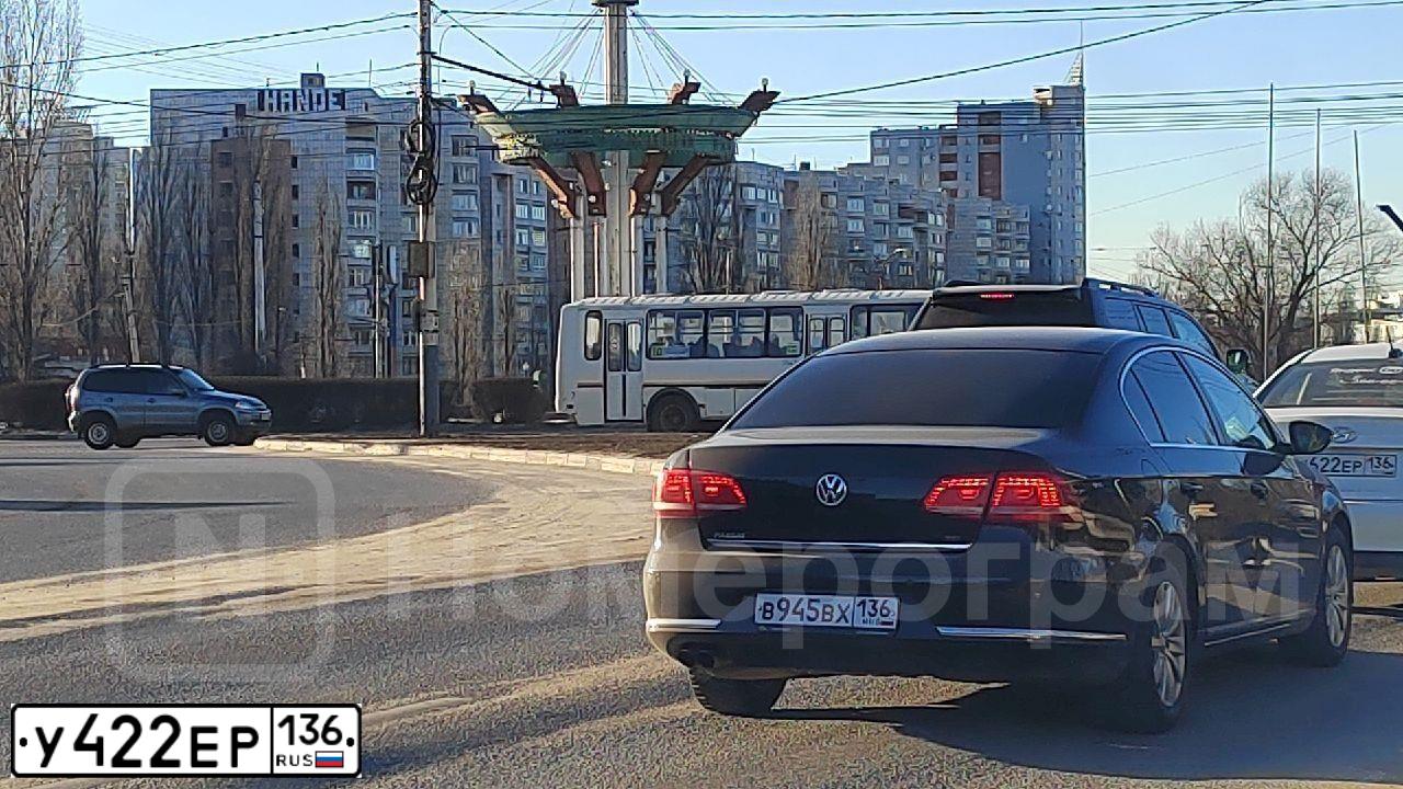 Фото автомобиля FORD FOCUS, 2008 — госномер У422ЕР136. Цвет: ЧЕРНЫЙ