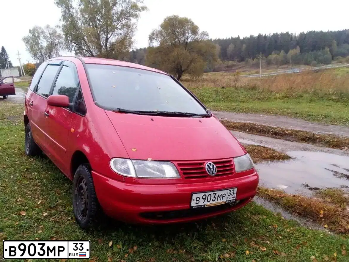 Фото автомобиля VOLKSWAGEN SHARAN, 1998 — госномер В903МР33. Цвет: КРАСНЫЙ