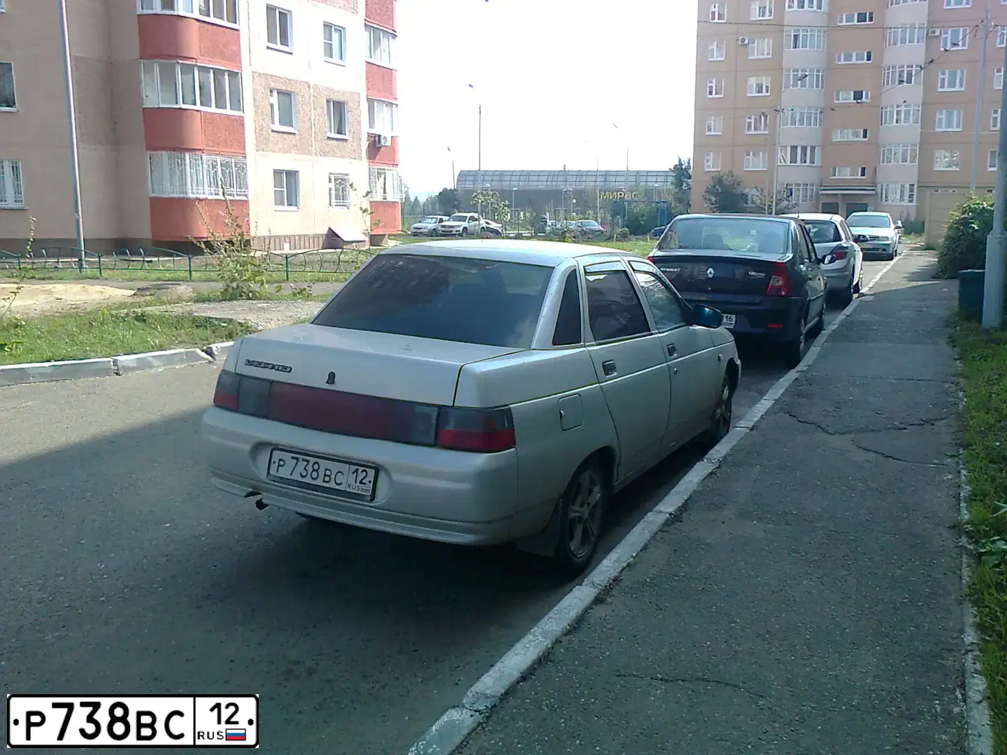 Фото автомобиля LADA 2110, 2004 — госномер М548ВО12. Цвет: МОЛОЧНО-БЕЛ.СЕРЕБРИС